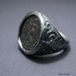 Srebrny Sygnet w Archeologicznym Stylu z Antyczną Rzymską Monetą  - atelier Skrocki w Biżuteria/Dla mężczyzn