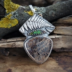 Leśne knieje - srebrny naszyjnik z ammolitem i skamieniałym drewnem - Kornelia Sus w Biżuteria/Naszyjniki